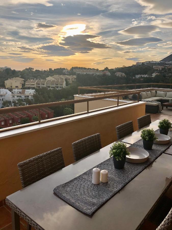 Апартаменты Luxurious Duplex Penthouse With Golf And Sea Views Бенальмадена Экстерьер фото